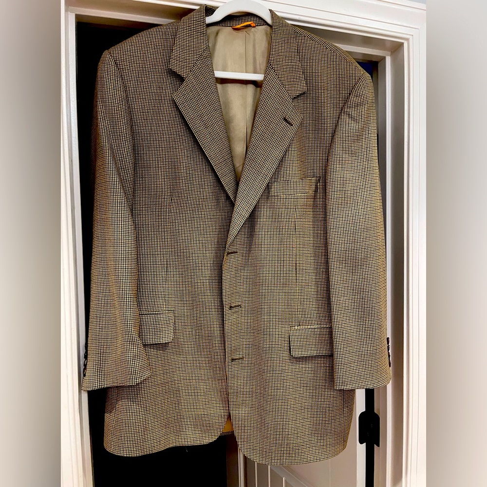 Men’s Sport coat. Worn, but no flaws. Make an offer and I’ll ship in 24 hours
